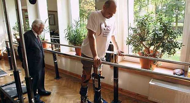 Homem paralisado volta a andar aps transplante de clulas do nariz